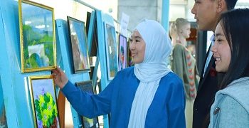 ОшТУда студенттердин чыгармачылык иштери көргөзмөгө коюлду