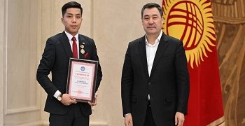 Студенты ОшТУ получили президентские стипендии