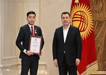 Студенты ОшТУ получили президентские стипендии