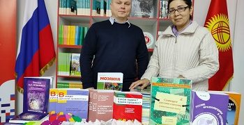 ОшТУга Россотрудничествонун КPдагы Өкүлчүлүгү заманбап адабияттарды белек берди