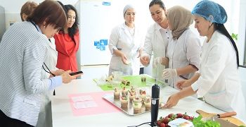 В ОшТУ силами студентов приготовлены  современные кондитерские изделия