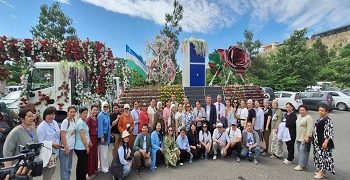 ОшТУнун кызматкерлери Наманган Эл аралык гүл фестивалына катышты
