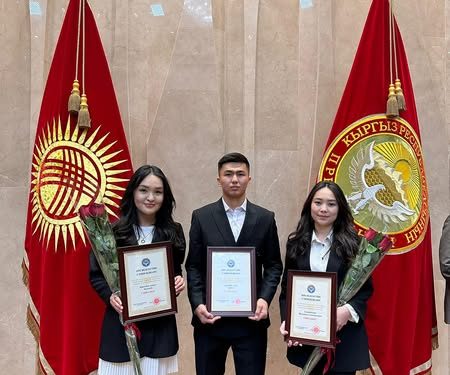 ОшТУнун 3 студенти президенттик стипендияга ээ болду