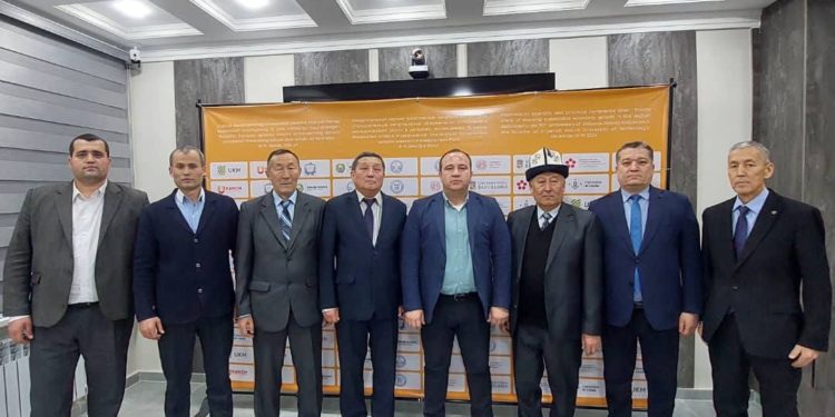 ОшТУнун белгилүү илимпоздору Максат Жанибеков жана Белек Жолдошовго Ургенч технологиялык университетинин “Ардактуу профессору” ыйгарылды