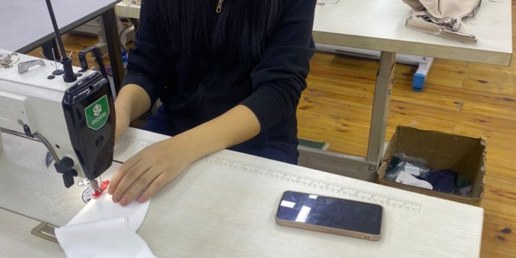 ОшТУнун студенттери «Дастан Стиль» тигүү фабрикасында стажировкада