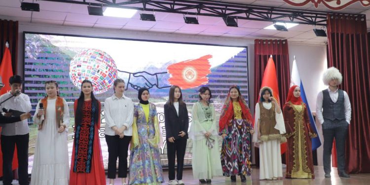 БҮТКҮЛ ДҮЙНӨЛҮК ЭНЕ ТИЛ КҮНҮ БЕЛГИЛЕНДИ