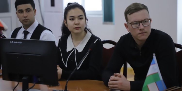 ӨЗБЕКСТАНДЫК СТУДЕНТТЕР ОШТУДА ОКУП ЖАТЫШАТ