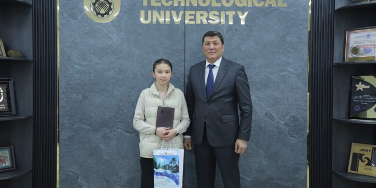 АБИТУРИЕНТТЕРГЕ КАМ КӨРГӨН РЕКТОР Ж. Ж. ТУРСУНБАЕВ