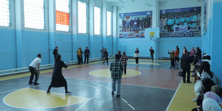 ЭКОНОМИКА ЖАНА БАШКАРУУ ИНСТИТУТУНУН ОКУТУУЧУЛАРЫ ВОЛЕЙБОЛ БОЮНЧА МЕЛДЕШТИ