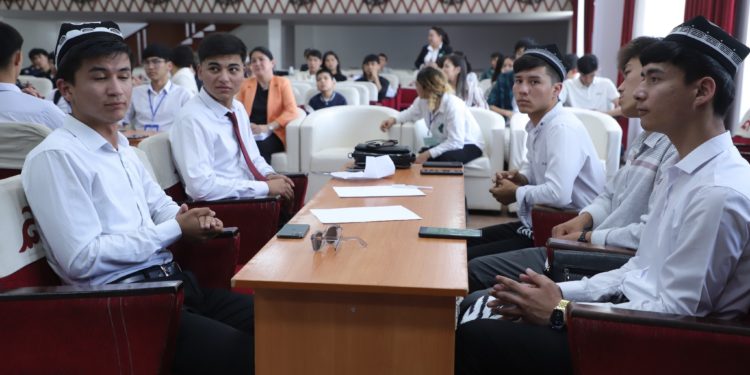 ОшТУ менен Андижан институтунун студенттери математикадан мелдешти