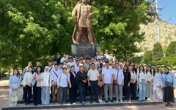 ОшТУнун гуманитардык-технологиялык колледжи “Сулайман-Тоо” музейинде өткөн ачык көргөзмөгө катышты