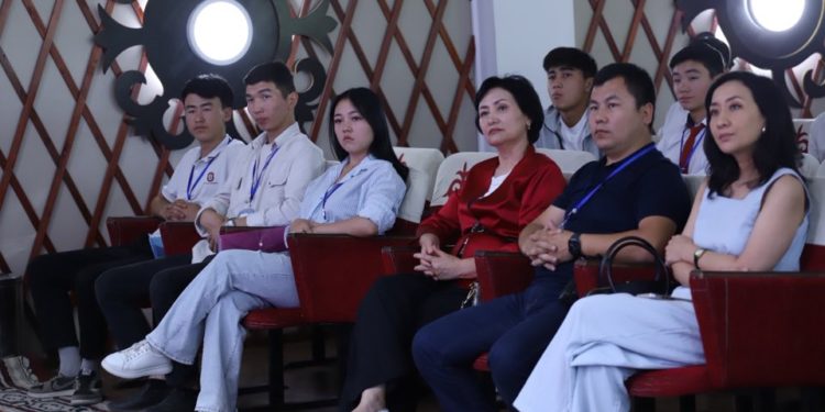 ОшТУнун студенттери 2 000 долларлык грант утуп алды!