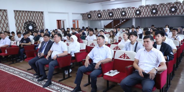 ОшТУда чет өлкөлөрдө болуу эрежелери жана миграциялык мыйзамдар туурасында иш-чара өттү