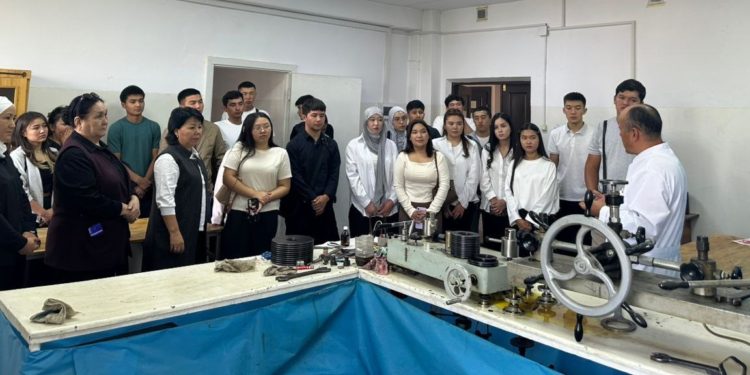 ОшТУнун студенттери Кыргызстандарт мекемесинде тажрыйба алышты