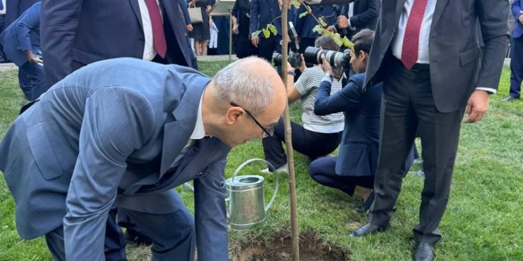 ОшТУнун ректору Ж.Ж.Турсунбаев Ташкент шаарында “Достук багынын” ачылышына катышты