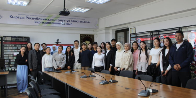 ОшТУнун студенттери Улуттук банкта болушту