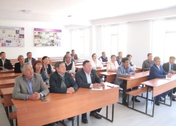 Россиялык илимпоз ОшТУнун студенттери менен тажрыйба бөлүшүүдө