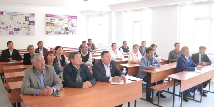 Россиялык илимпоз ОшТУнун студенттери менен тажрыйба бөлүшүүдө