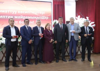 В ОшТУ отметили День работников образования