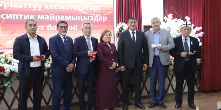 Билим берүү кызматкерлери сыйланды