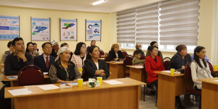 Экономика жана финансы кафедрасы студенттердин ата-энелери менен кызматташтыкты бекемдөөдө