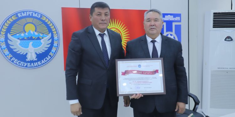 Мамлекеттик тилди өнүктүрүүгө кошкон салымы үчүн ОшТУ сыйланды