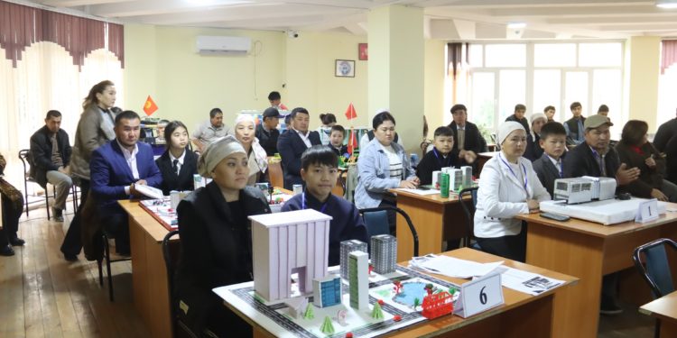 Ош технологиялык университетинде «Атам, апам, мен – техникалык үй-бүлө» аттуу сынак өттү