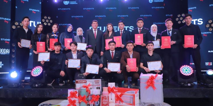 ОшТУнун студенттери Бүткүл дүйнөлүк студенттер күнүн салтанаттуу белгилешти
