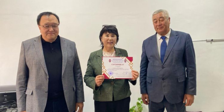 Тилчи окутуучулар билим жогорулатуу курсунан өтүштү