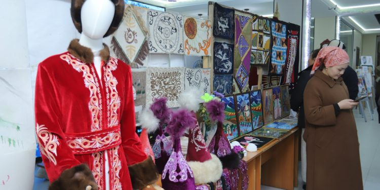 Ош ТУда “Жаш жаратман” көргөзмөсү болуп өттү