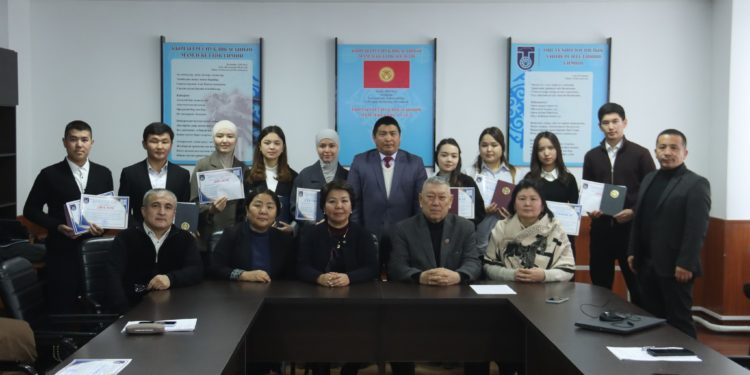 Экономика жана башкаруу институтунда «Мыкты илимий макала» конкурсу өткөрүлдү