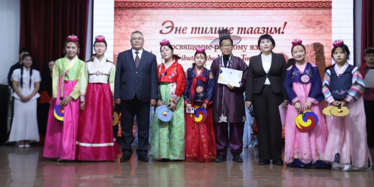 ОшТУда Эл аралык эне тил күнүнө арналган адабий кече өттү
