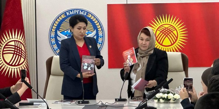 ОшТУда Матлюбахан Мусабоеванын түрк тилинде жарык көргөн “Курманжан датканын өмүрү – мекенге арналган өрнөктүү өмүр” (Kurmancan Datka’nın Hayatı – Vatanına Adanmış Örnek Bir Ömür) аттуу китебинин бет ачары болуп өттү