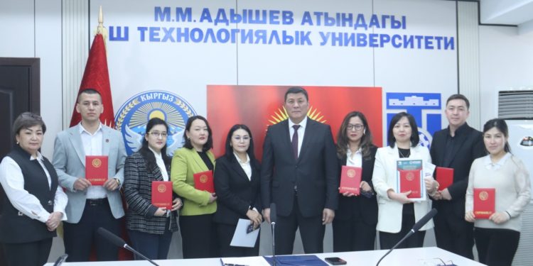 ОшТУда аспиранттарга сертификаттар тапшырылды