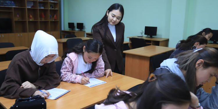 ОшТУда мектеп окуучулары кыска мөөнөттүү окуудан өтүштү