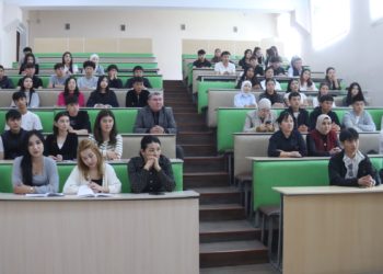 Финансы рыногун көзөмөлдөө кызматынын өкүлү лекция окуду