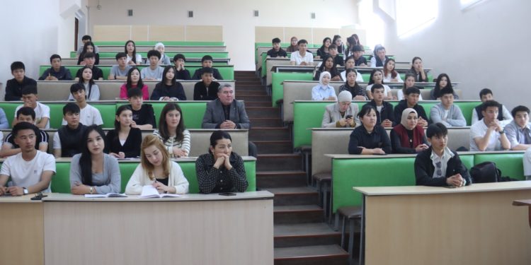 Финансы рыногун көзөмөлдөө кызматынын өкүлү лекция окуду